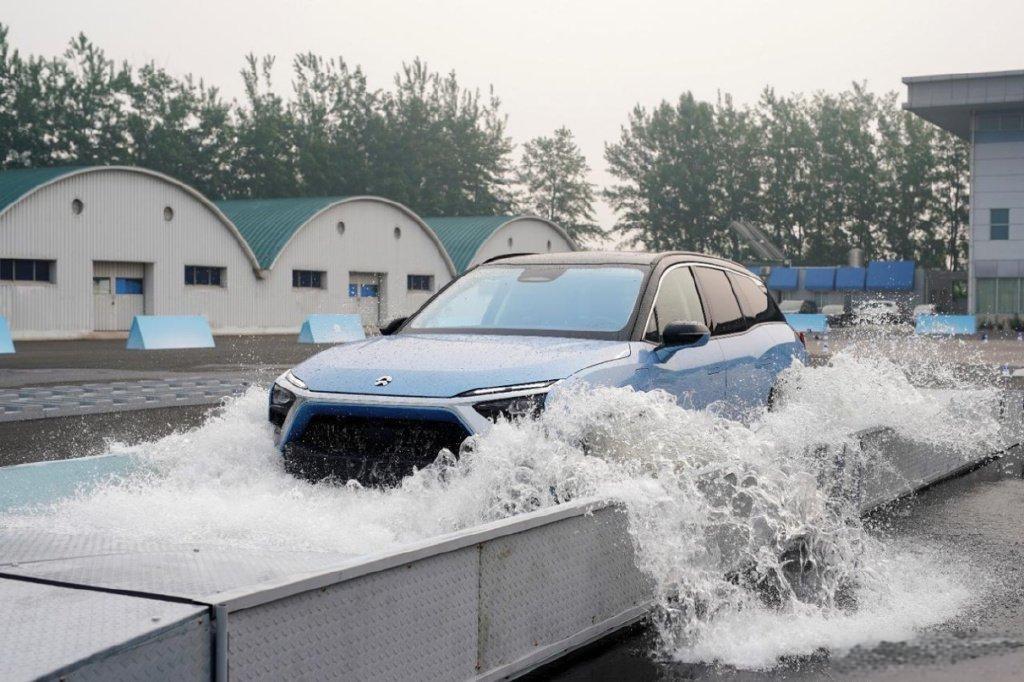 _暴雨天如何出行_暴雨天气车辆应开启什么功能